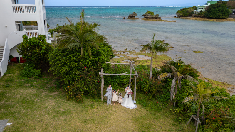 まずはパラディスブルーのガーデン挙式会場で