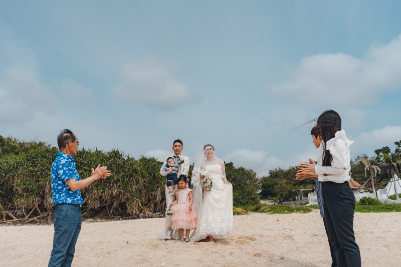 ビーチでご家族とプチ挙式