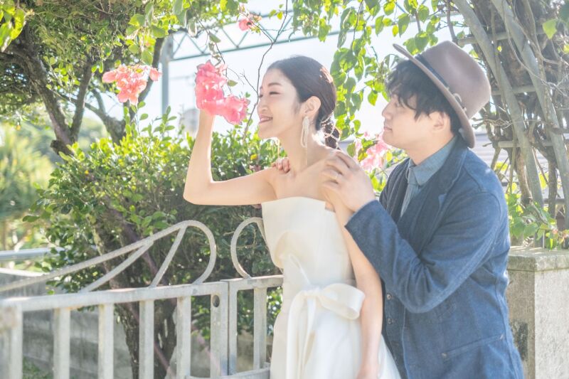 ブーゲンビリアのアーチの下で