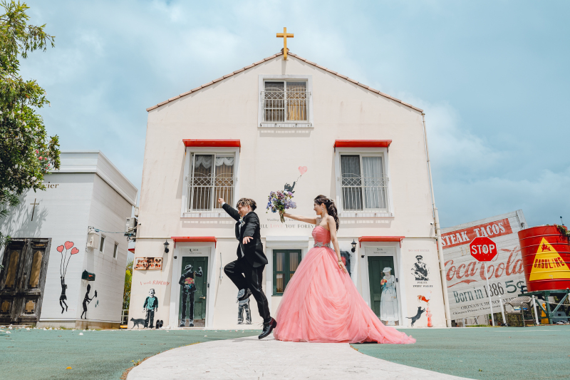 ご近所のコンドミニアムの前で