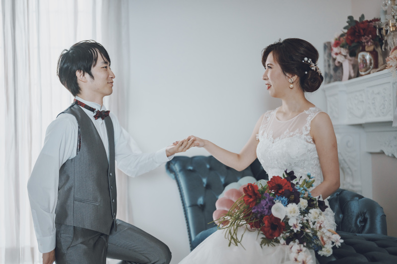 マントルピースの前で