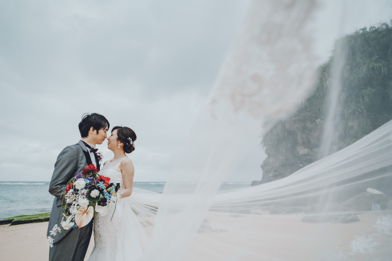 ベールが舞うショットも