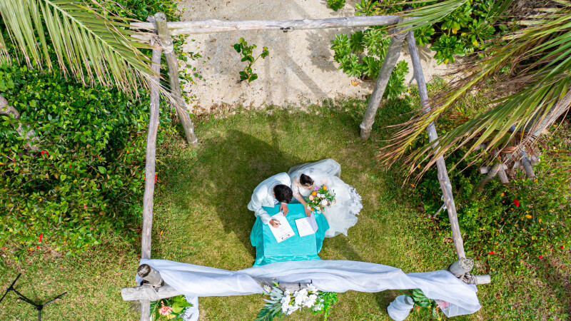 結婚証明書にサイン