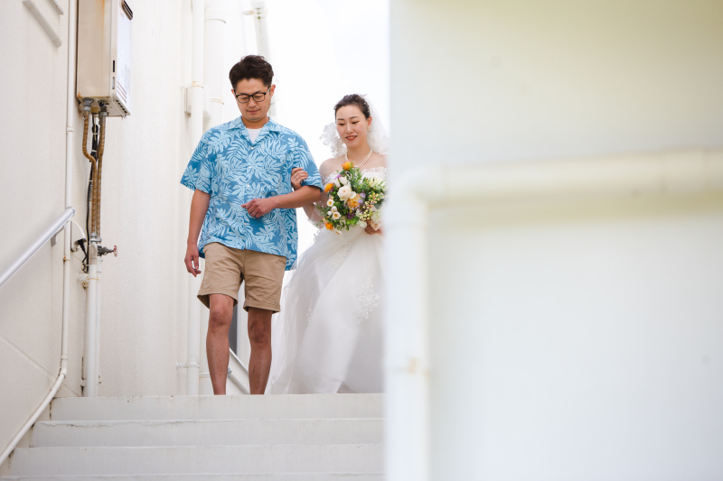 新郎の弟様のエスコートで花嫁が入場