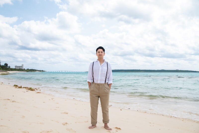 旦那様も柔らかいベージュのナチュラルなお衣裳で