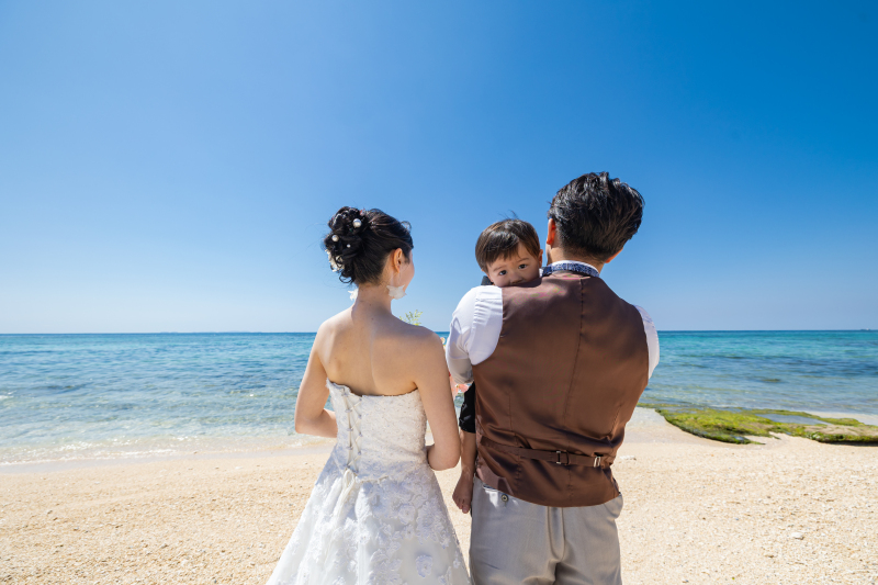 3人で一緒に海を眺めて