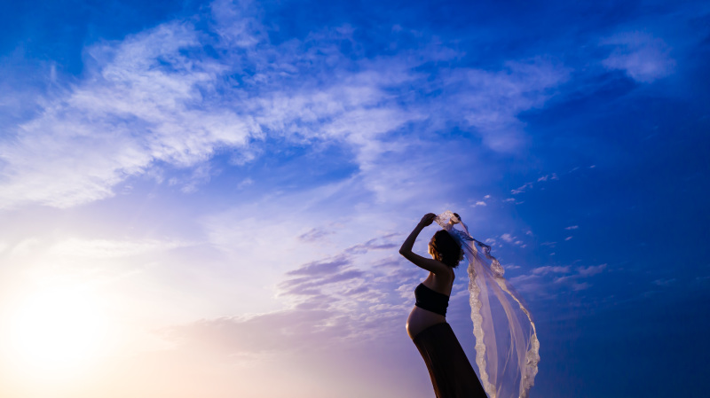 マタニティのお客様。太陽が新しい生命を祝福するような美しい光に包まれているカットが撮れました。