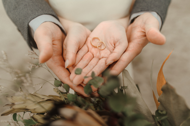 大きな手で優しく包み込むリング