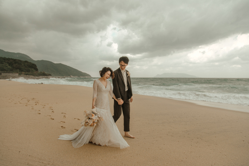 砂浜に残る足跡が素敵♡