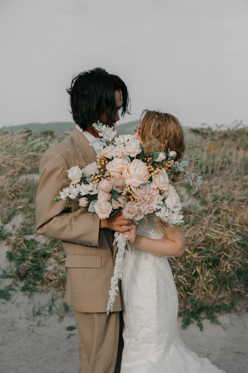 結婚式まで使えるブーケでお洒落な一枚