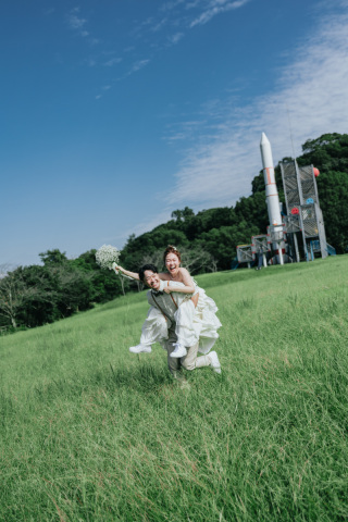 自然な笑顔があふれる瞬間を大切に。おふたりらしい空気感を引き出しながら撮影します。
