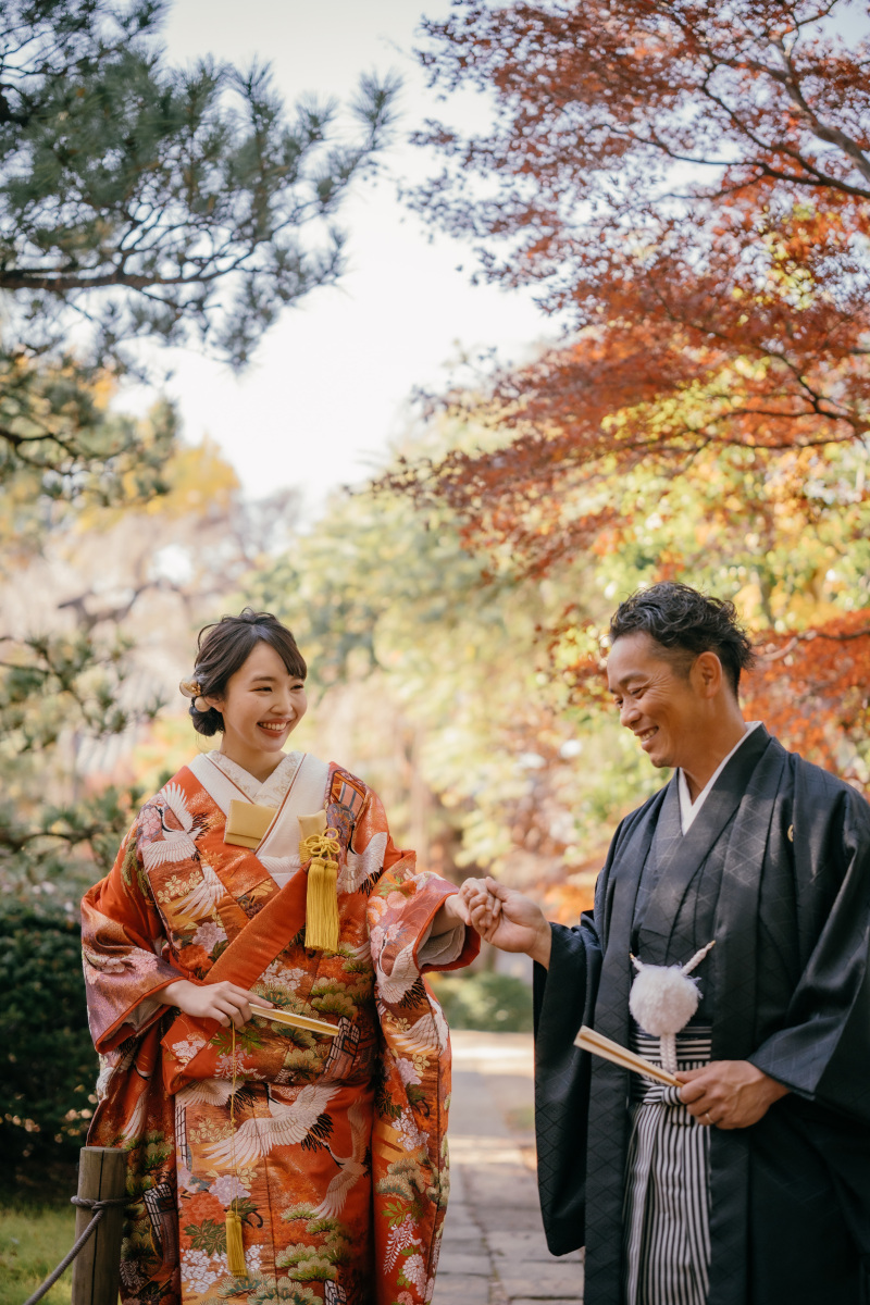 新郎のやさしいエスコートで