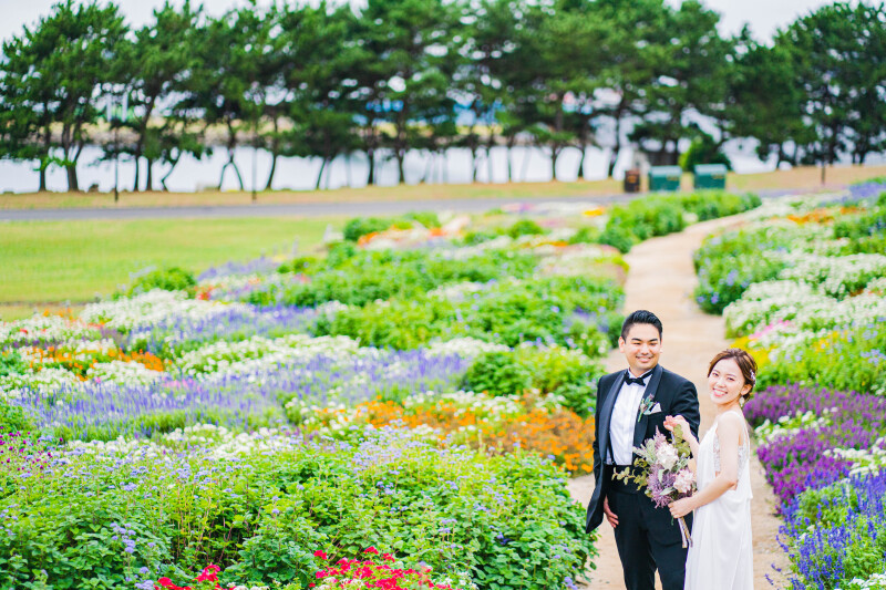 【花と緑にあふれた華やかなナチュラルロケーションフォト】