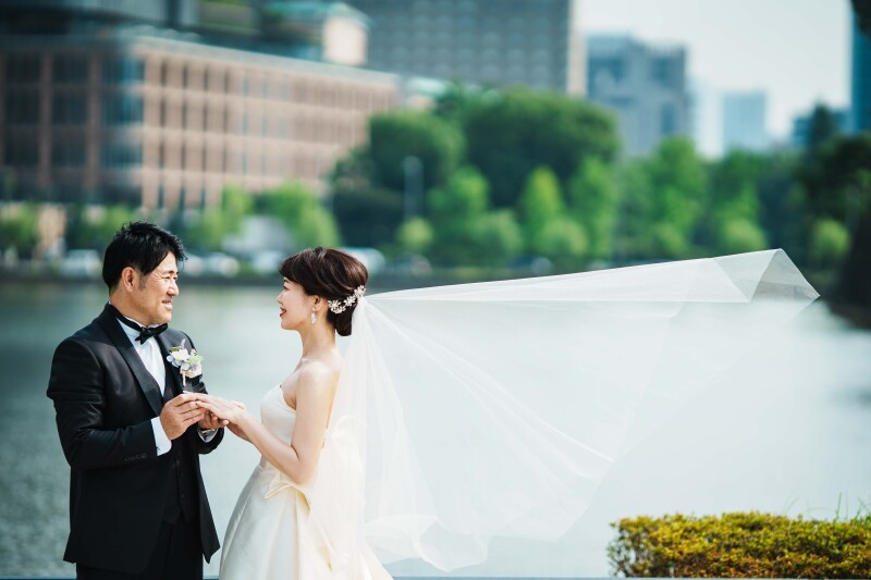 水面をバックに指輪交換ショットを撮りましょう♪