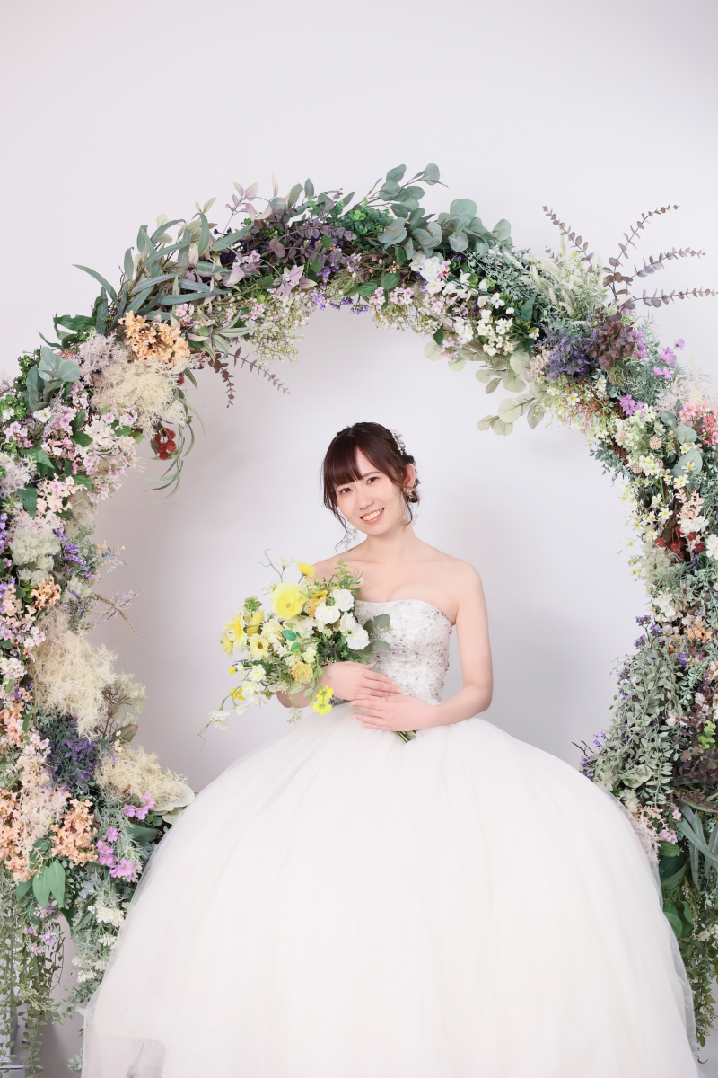 緑と色とりどりの花に囲まれたアーチ