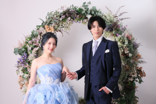 お花のアーチに包まれた輝く瞬間を