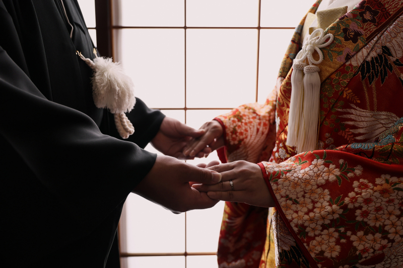 手を取り合って