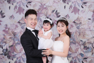 小さな手が拍手を重ねる幸せの光景