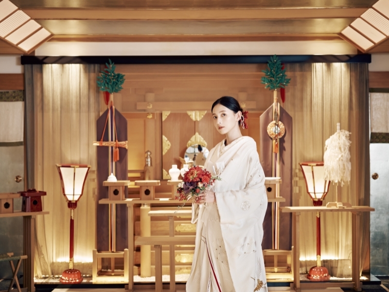 凛とした白無垢の姿が、神殿の空間に映える。