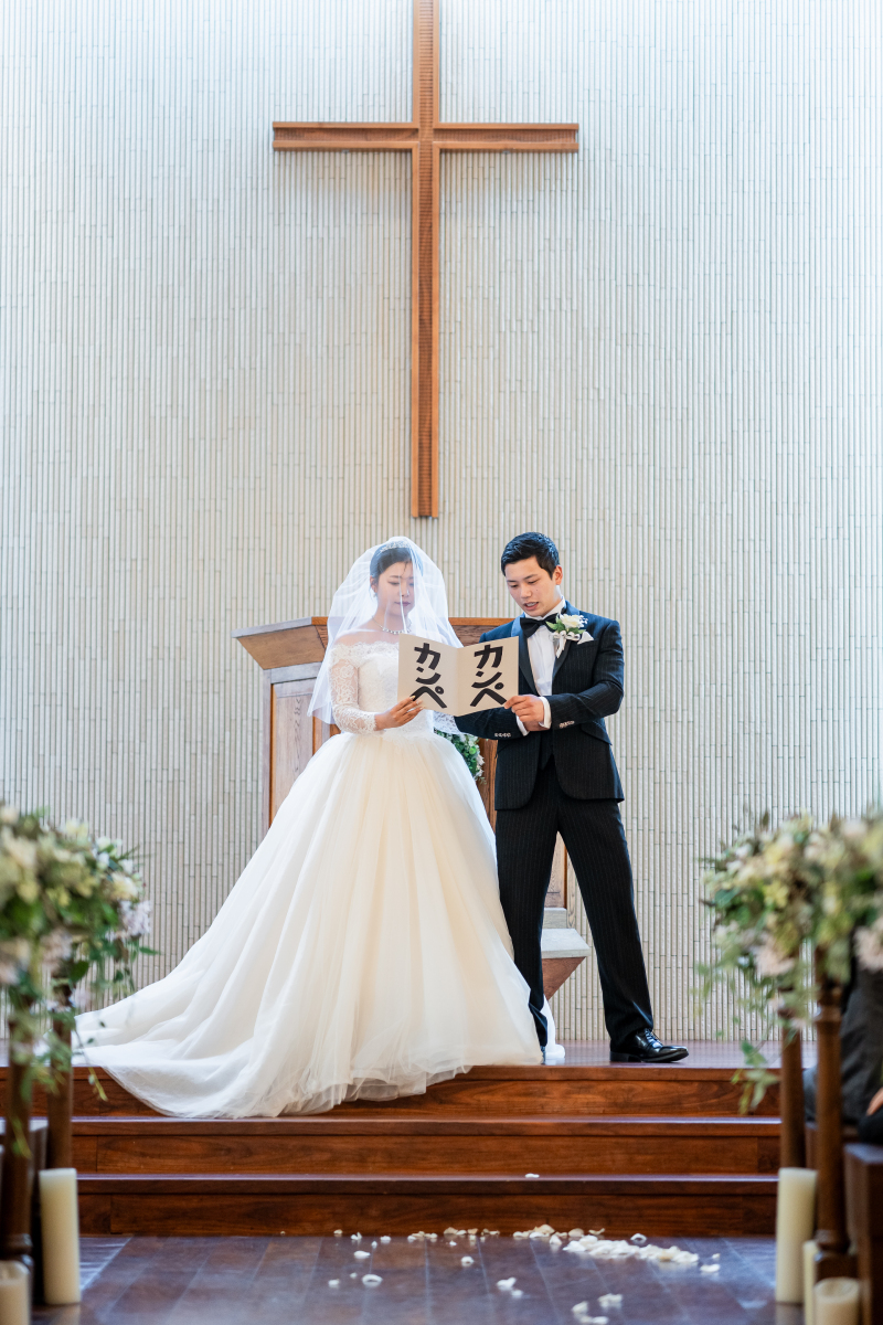 木のぬくもり温かなチャペルで結婚宣誓