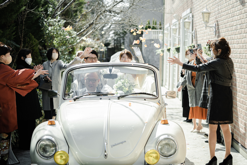 オープンカーでフラワーシャワーも