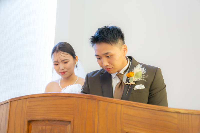 結婚証明書へのサイン