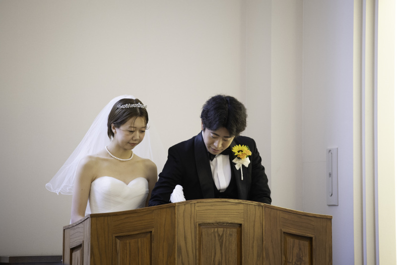 結婚証明書へサイン