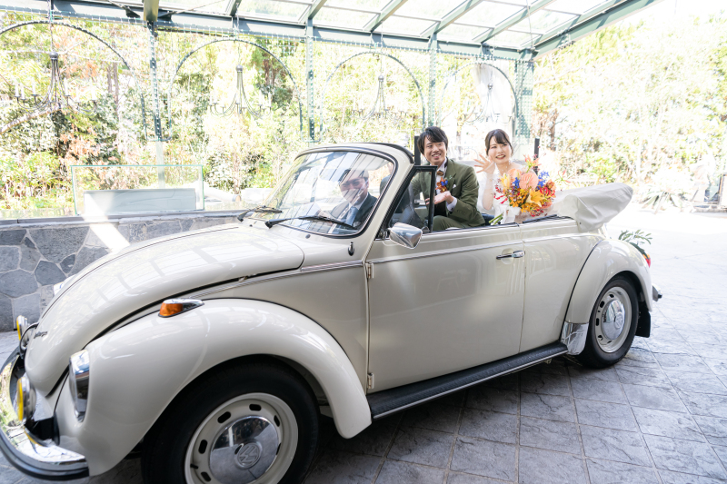 オープンカーに乗ってサプライズ入場