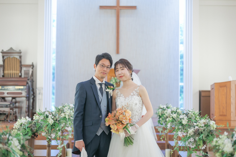 太陽の光と、木のぬくもりが感じられるチャペル