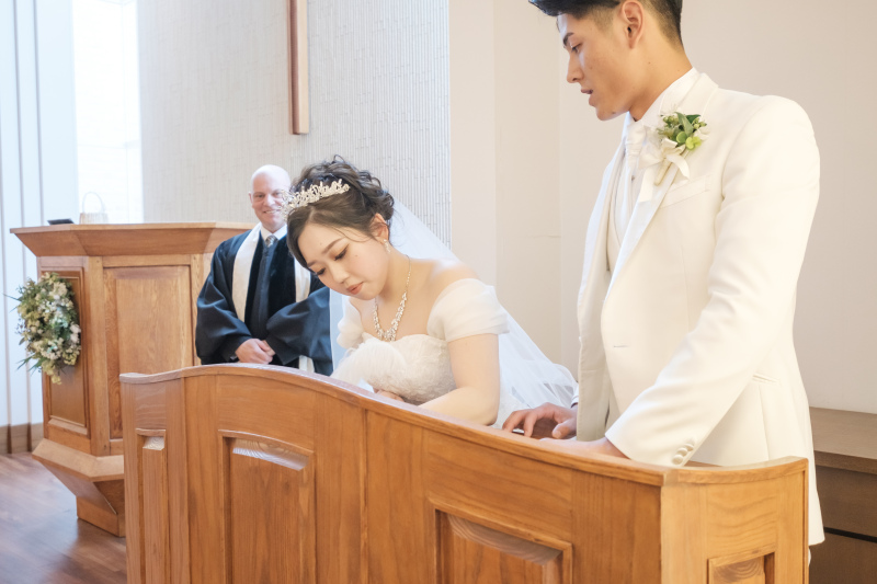 結婚証明書へのサイン