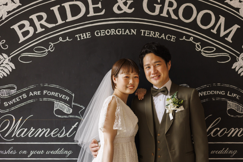 ブラックボードをバックに