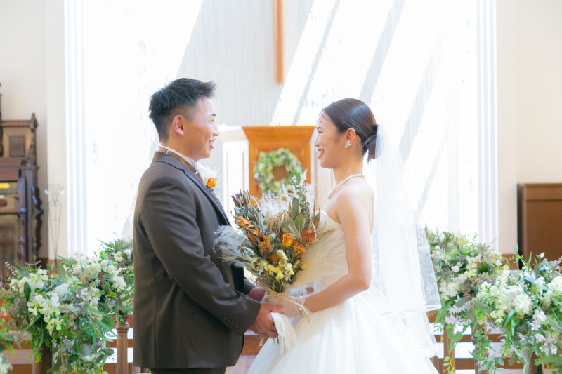 自然光と木の温もりがあたたかなチャペル