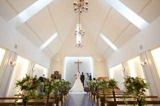 ザ・ジョージアンテラス_木の温もりあたたかなチャペルフォト