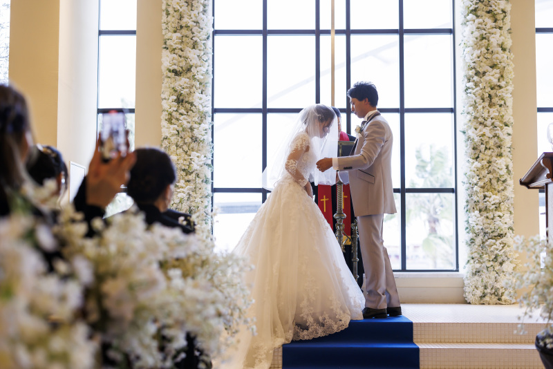 海を一望"オーシャンビューチャペル"で挙式