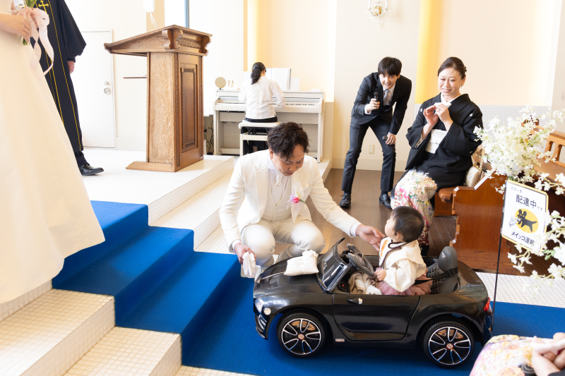 キッズカーで指輪をお届け