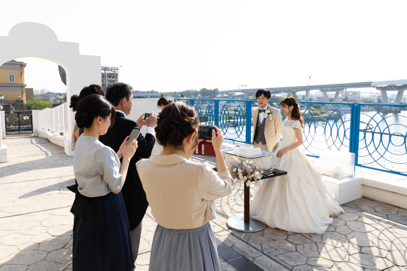 会場横テラスでは、海と空を一望しながらケーキ入刀