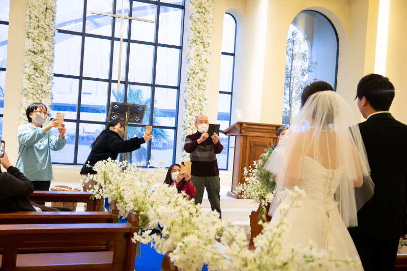 ゲストに見守られながら…