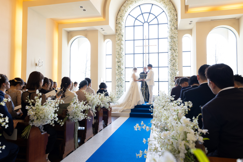  海を一望"オーシャンビューチャペル"で挙式