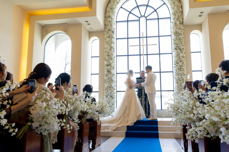 海を一望"オーシャンビューチャペル"で挙式