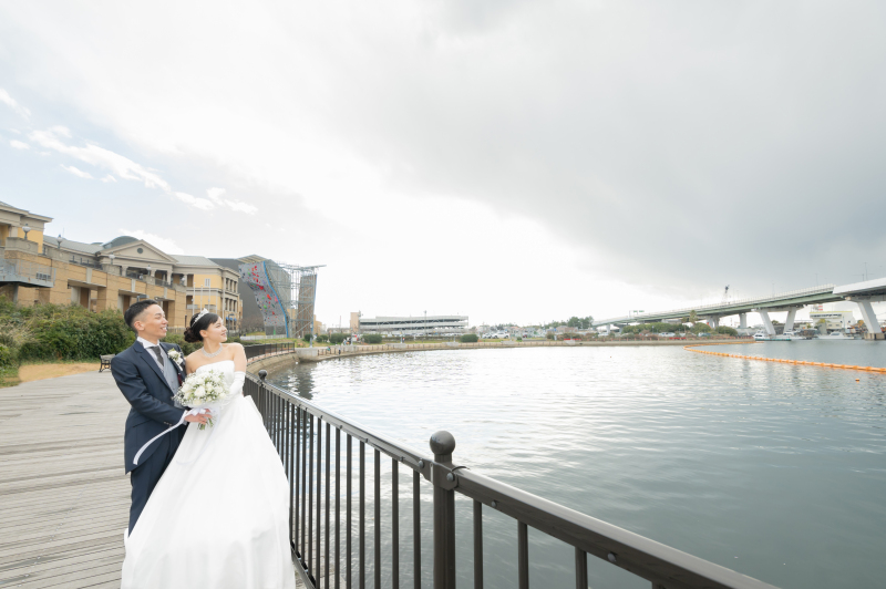 美しいアーチ橋を背景にした海辺フォト