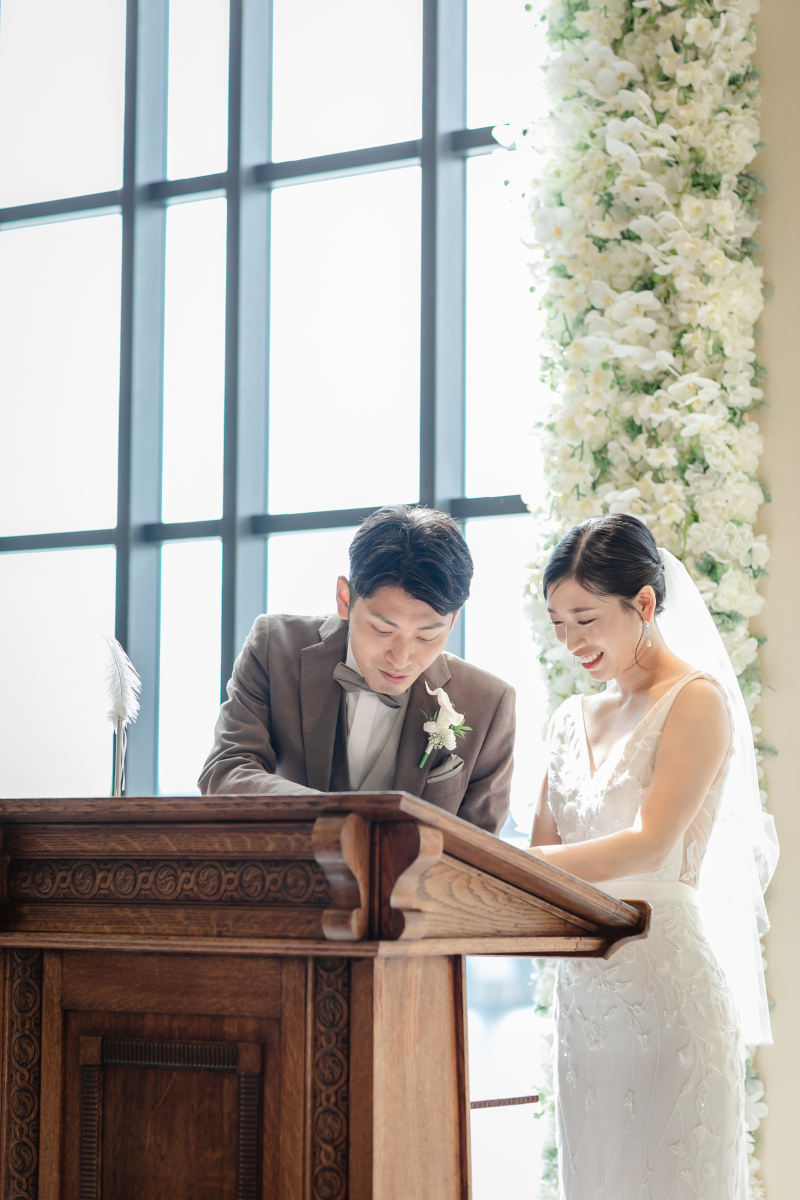 結婚証明書へのサイン