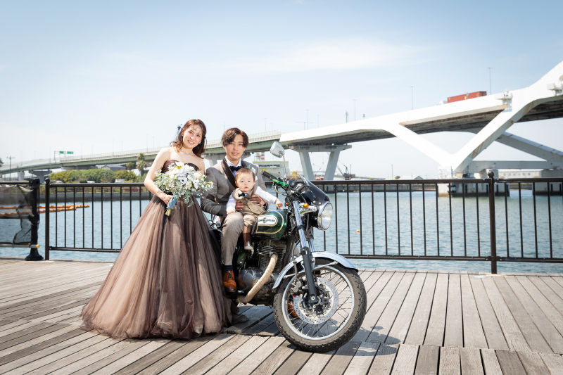 美しいアーチ橋を背景にした海辺フォト