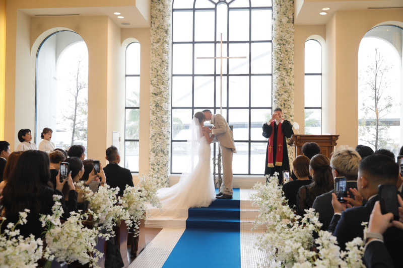海を一望"オーシャンビューチャペル"で挙式