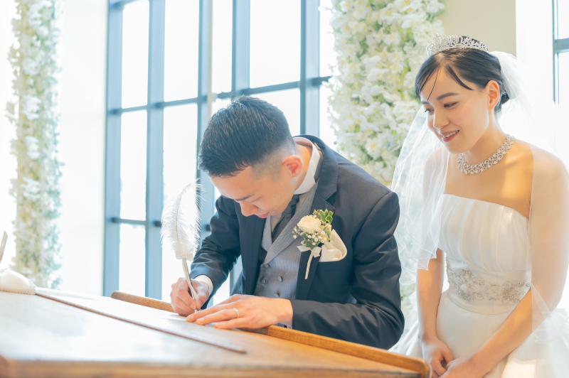 結婚証明書へのサイン