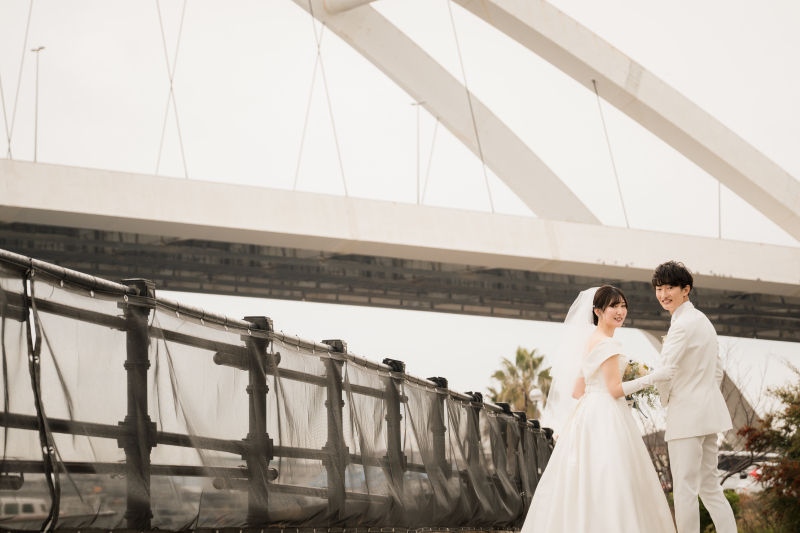 美しいアーチ橋を背景にした海辺フォト