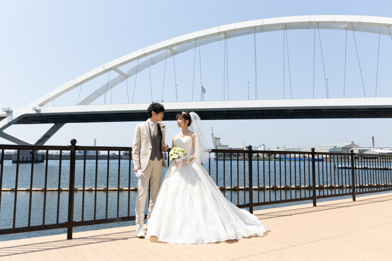 美しいアーチ橋を背景にした海辺フォト