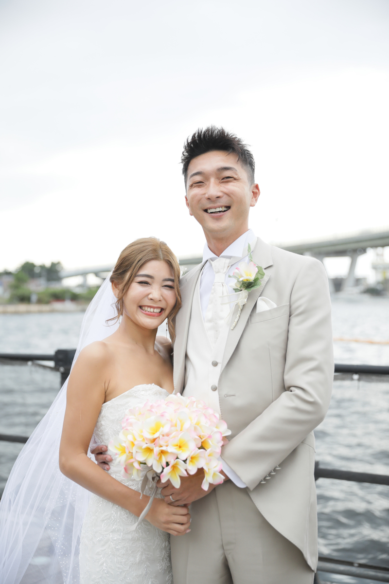 美しいアーチ橋を背景にした海辺フォト