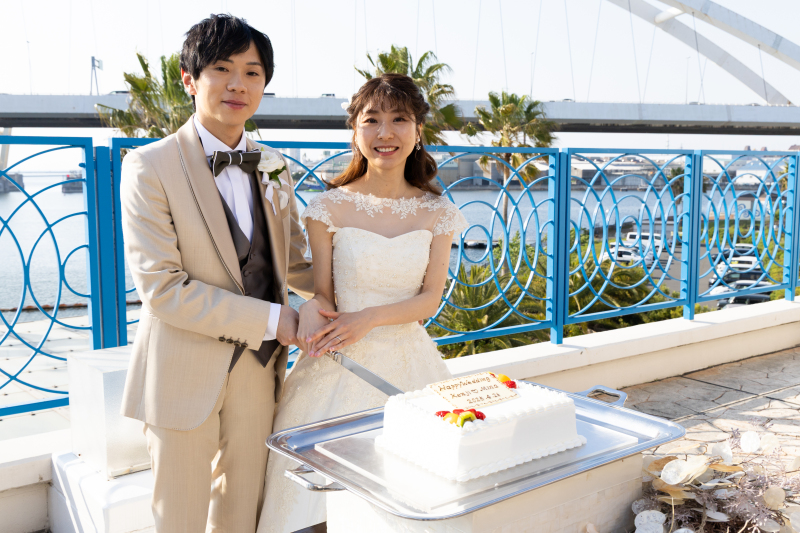 空と海を見渡すチャペル+OPENしたての食事会場で、おふたりだけの特別な1日を