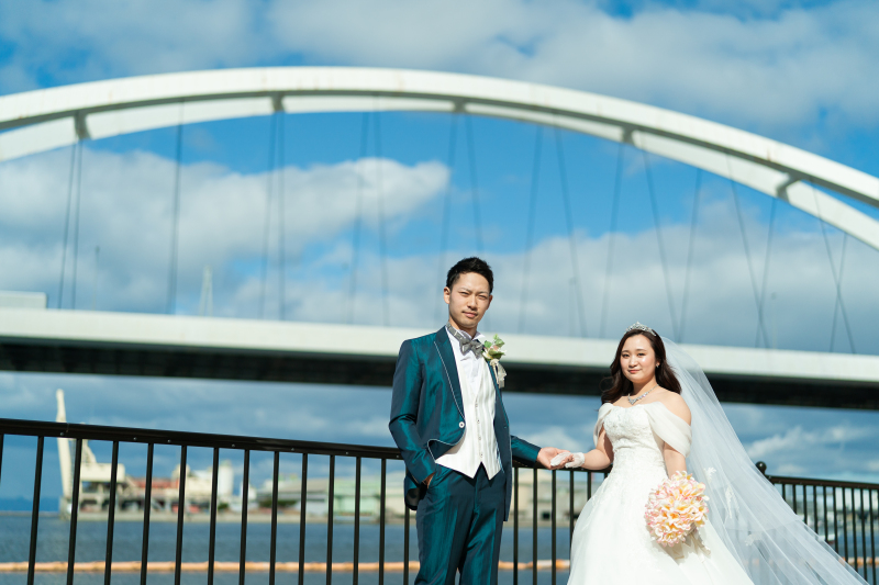 美しいアーチ橋を背景にした海辺フォト