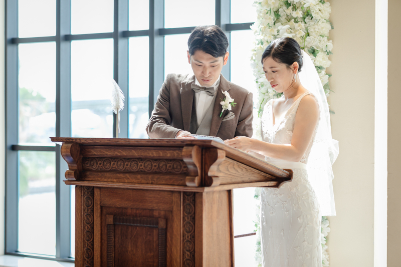 結婚証明書へのサイン